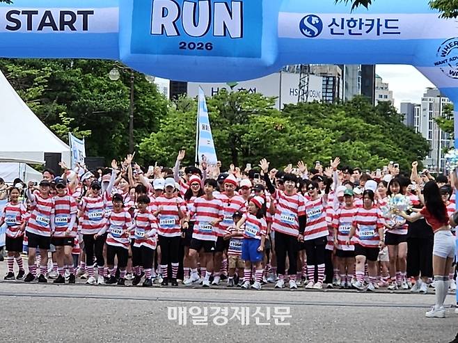 월리를 찾아라 런 in 서울이 21일 오전 서울 여의도 일대에서 진행됐다. 참가자들이 출발을 기다리고 있다. 김지한 기자