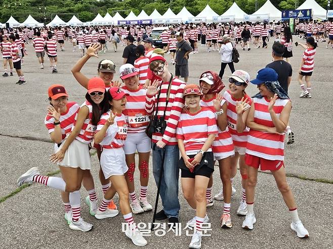 월리를 찾아라 런 in 서울이 21일 오전 서울 여의도 일대에서 진행됐다. 참가자들이 월리와 함께 기념촬영하고 있다. 김지한 기자