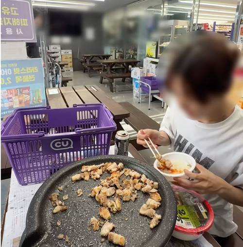 한 유튜버가 CU 구의가락점에서 삼겹살을 먹는 모습. [유튜브 채널 놀라 또로롱 캡처]
