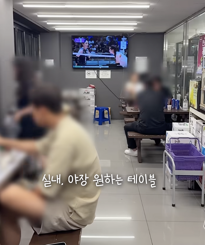 CU 구의가락점에서 삼겹살을 먹는 모습. [유튜브 채널 놀라 쏘야미 캡처]
