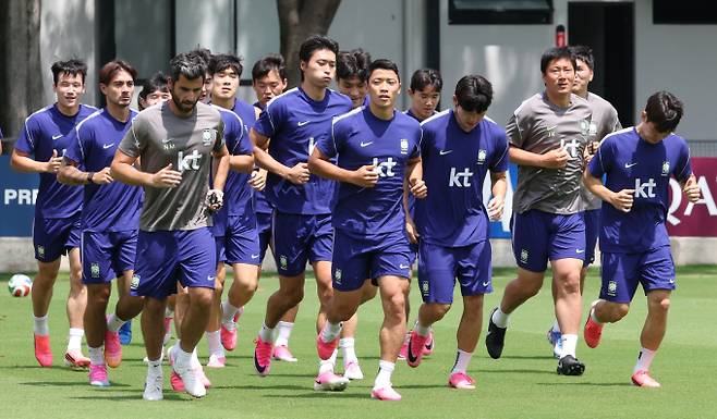 대한민국 축구국가대표팀이 남아공과의 조별리그 3차전을 반드시 승리하겠다는 각오다. 사진은 대한민국 축구국가대표팀 선수들이 지난 19일(현지시각) 멕시코 과달라하라 인근 대한민국 축구대표팀의 베이스캠프 훈련장인 사포판 치바스 바예 베르데에서 회복 훈련을 하던 모습. /사진=뉴스1