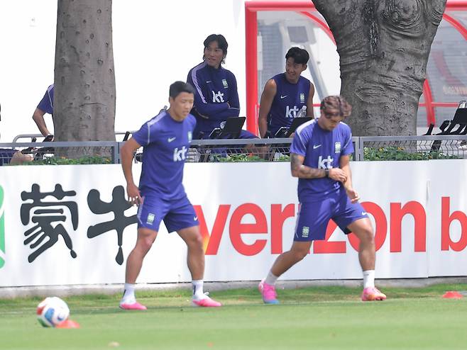 멕시코와 2026 북중미 월드컵 A조 조별리그 2차전을 치른 한국 축구 국가대표팀 김승규, 손흥민이 20일 멕시코 과달라하라 인근 사포판의 치바스 바예 베르데에서 사이클을 타며 회복 훈련을 하고 있다. [연합]
