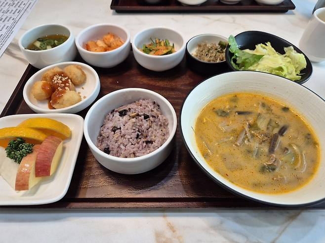 삼성노블카운티 입주민의 한 끼. 언뜻 보면 평범한 가정식 백반이다. 그러나 이 한 상에는 누가 콩을 못 먹는지, 누가 싱겁게 드시는지까지 따져 담은 직원들의 ‘세심함’이 숨어 있다. [박성준 기자]