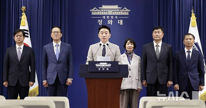 [서울=뉴시스] 최동준 기자 = 강훈식 비서실장이 21일 청와대에서 인사 관련 브리핑을 하고 있다.왼쪽부터 신임 홍보소통수석 성기홍 전 연합뉴스 대표이사 사장, 민정수석 한찬식 전 서울동부지검장, 강 비서실장, 사회수석 김경자 우석대 객원교수, 국가안보실 1차장 강건작 대통령직속 미래국방전략위 위원, 국가안보실 3차장 송기호 청와대 경제안보비서관. 2026.06.21. photocdj@newsis.com