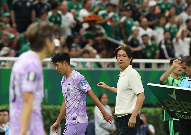 18일(현지시간) 멕시코 사포판 과달라하라 스타디움에서 열린 2026 북중미 월드컵 A조 2차전 한국과 멕시코의 경기에서 한국 홍명보 감독이 오현규와 교체된 손흥민을 격려하고 있다. 연합뉴스