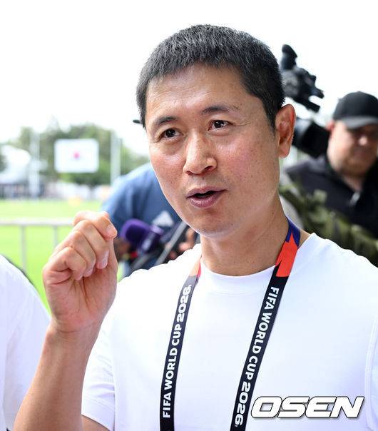 [OSEN=사포판(멕시코), 이대선 기자] 2026 북중미 월드컵에 참가하는 대한민국 축구국가대표팀이 11일(한국시각) 멕시코 과달라하라 인근 사포판의 치바스 베르데 바예에서 훈련을 진행했다.대한민국 월드컵대표팀은 오는 12일 오전 11시(한국시각) 체코와 2026년 북중미 월드컵 조별리그 A조 1차전을 펼친다.훈련장을 방문한 이영표 해설위원이 취재진과 이야기룰 나누고 있다. 2026.06.11 /sunday@osen.co.kr