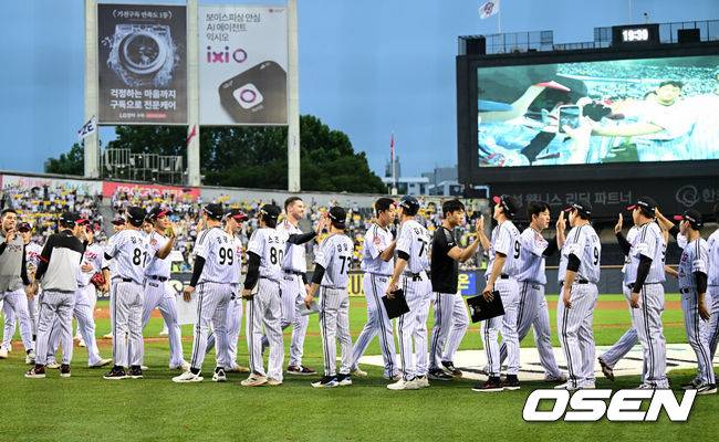 [OSEN=잠실, 조은정 기자]프로야구 LG 트윈스가 두산 베어스에 이틀 연속 역전승을 거뒀다. 또 역전 홈런포가 터졌다.&nbsp;&nbsp;LG는 20일 서울 잠실구장에서 열린 2026 KBO리그 두산과 경기에서 4-2로 승리했다. 4번타자 문보경이 8회 역전 결승 스리런 홈런을 쏘아올려 해결사가 됐다.&nbsp;LG가 승리를 기뻐하고 있다. 2026.06.20 /cej@osen.co.kr