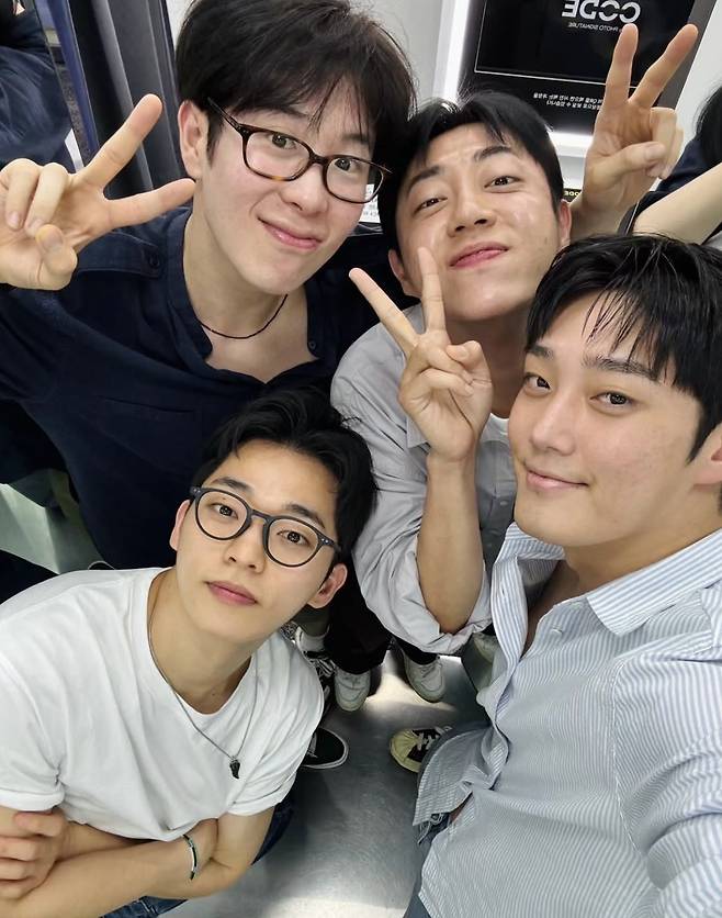 “구운고 친구들과 만난 봉근대”라는 글과 함께 피오가 공개한 사진 중 하나. 피오&nbsp;사회관계망서비스(SNS)