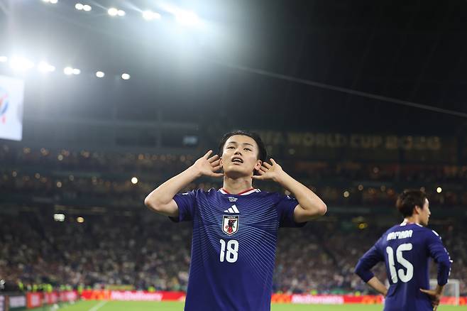 일본 축구대표팀 공격수 우에다 아야세가 20일(현지 시간) 멕시코 몬테레이 스타디움에서 열린 2026 북중미 월드컵 조별리그 F조 2차전 튀니지와의 경기에서 멀티골을 완성한 후 세레머니를 펼치고 있다. AFP연합뉴스