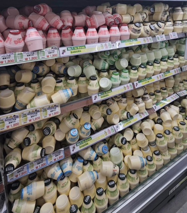 편의점 매대를 가득채운 바나나맛 우유, 온라인커뮤니티