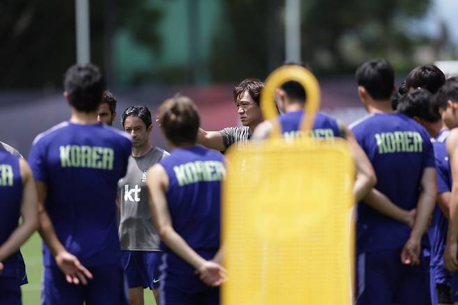 축구국가대표팀이 17일(한국시간) 치바스 베르데 바예서 훈련 전 선수들에게 연설하고 있다. 사진제공｜대한축구협회