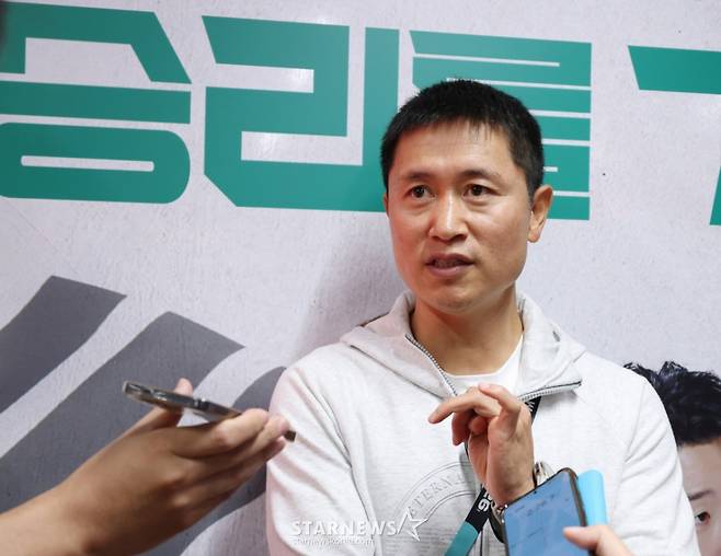 대한민국 축구 국가대표팀이 2026 북중미월드컵을 앞두고 8일 멕시코 과달라하라 치바스 베르데 바예에서 훈련을 진행했다.  이영표 해설위원이 취재진과 인터뷰하고 있다, /사진=김진경 대기자