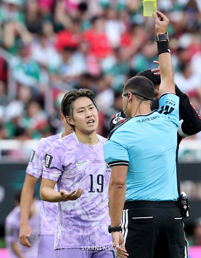 2026 북중미월드컵 A조 예선 대한민국 대 멕시코 경기가 19일(한국 시간) 멕시코 과달라하라 에스타디오 아크론에서 열렸다.  이강인이 거친 수비로 경고를 받고 있다. /사진=김진경 대기자