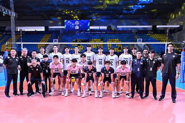 [칼럼] 한국 남자배구, 올림픽을 향한 세대교체 프로젝트에 울린 경고음...세계랭킹 61위 태국에 2-3 패...사진은 한국남자대표팀 단체사진.(사진출처=AVC SNS 캡쳐)