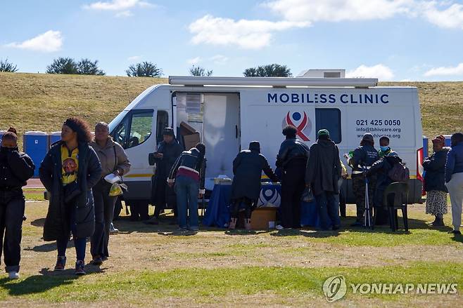 지난 5일 남아프리카 공화국 세쿤다에 설치된 이동식 진료소 [AP연합뉴스 자료사진. 재판매 및 DB 금지]