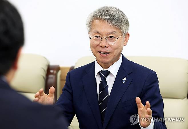 인터뷰하는 민형배 전남광주특별시장 당선인 [연합뉴스 자료사진]