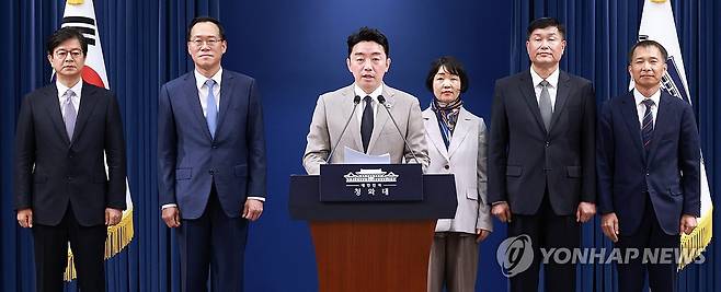 이재명 대통령, 신임 홍보수석 등 임명 (서울=연합뉴스) 한상균 기자 = 강훈식 비서실장이 21일 청와대 기자회견장에서 이재명 대통령이 새로 임명한 참모들과 인사 관련 브리핑을 하고 있다.
강 비서실장 뒤로 왼쪽부터 홍보소통수석 성기홍 전 연합뉴스 사장, 민정수석비서관 한찬식 김앤장법률사무소 변호사, 사회수석비서관 김경자 우석대 객원교수, 국가안보실 1차장 강건작 대통령직속 미래국방전략위원회 위원, 국가안보실 3차장 송기호 경제안보비서관. 2026.6.21 xyz@yna.co.kr