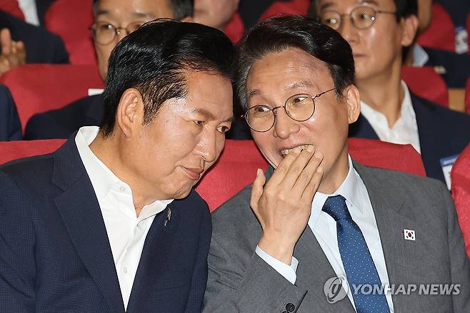 정청래 대표와 김민석 총리 (서울=연합뉴스) 이동해 기자 = 더불어민주당 정청래 대표와 김민석 국무총리가 21일 국회 의원회관에서 열린 6·3 지방선거 단체장 당선자 워크숍에서 대화하고 있다. 2026.6.21 eastsea@yna.co.kr