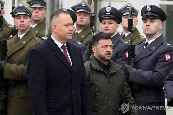 볼로디미르 젤렌스키 우크라이나 대통령(오른쪽), 카롤 나브로츠키 폴란드 대통령 [AP=연합뉴스 자료사진. 재판매 및 DB 금지]