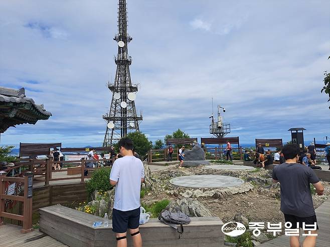 지난 21일 계양산 정상은 아직 러브버그가 본격적으로 활동하지 않아 주말 아침 많은 시민들이 산을 오르고 있었다. 심형식 기자