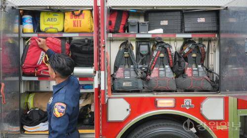 CAL FIRE 측면 적재함 내부에 비치된 진압 도구와 장비들. 미국 로스앤젤레스=김태훈기자