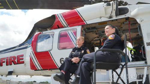 CAL FIRE 앨리슨 윌킨스(Alison Wilkins) 샌버나디노 부대 대대장(왼쪽)과 클로이 카스티요(Chloe Castillo) 공보관이 인터뷰를 하고 있다. 미국 로스앤젤레스=김태훈기자