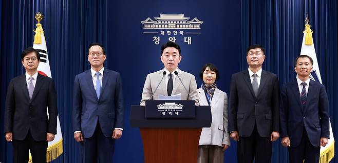 강훈식 비서실장이 21일 청와대 기자회견장에서 이재명 대통령이 새로 임명한 참모들과 인사 관련 브리핑을 하고 있다. (왼쪽부터) 홍보소통수석 성기홍 전 연합뉴스 사장, 민정수석비서관 한찬식 김앤장법률사무소 변호사, 강 비서실장, 사회수석비서관 김경자 우석대 객원교수, 국가안보실 1차장 강건작 대통령직속 미래국방전략위원회 위원, 국가안보실 3차장 송기호 경제안보비서관. /연합뉴스