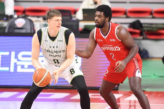 출처:KBL / 왼쪽부터 엘런슨, 해먼즈