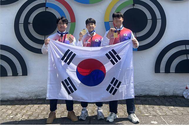 2026 ISSF 주니어세계선수권대회 25m 권총 남자 단체전에서 금메달을 획득한 한국 대표팀 성세영(동명대), 이유환(강원사대부고), 박태호(송현고).(왼쪽부터)(대한사격연맹 제공)