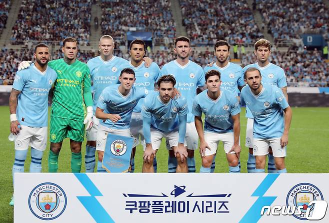 30일 서울 마포구 서울월드컵경기장에서 열린 쿠팡플레이 시리즈 2차전 아틀레티코 마드리드와 맨체스터 시티 FC의 경기에 나선 맨시티 엘링 홀란드와 잭 그릴리쉬 등 선발 선수들이 포즈를 취하고 있다. 2023.7.30 ⓒ 뉴스1 박정호 기자