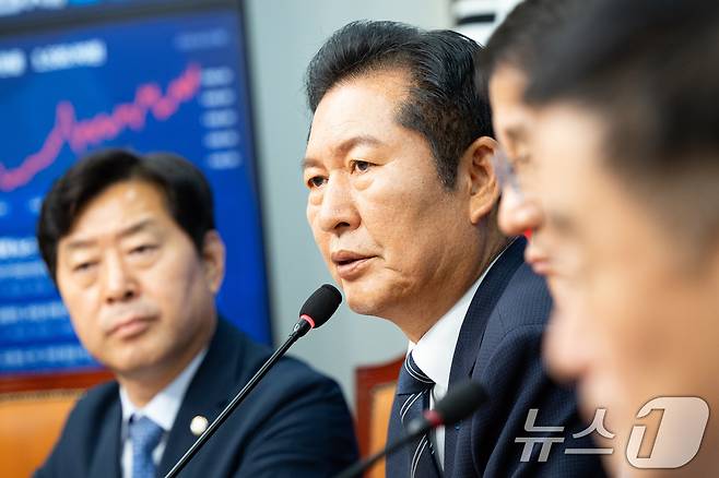 정청래 더불어민주당 대표가 22일 서울 여의도 국회에서 열린 최고위원회의에서 모두 발언을 하고 있다. 2026.6.22 ⓒ 뉴스1 유승관 기자
