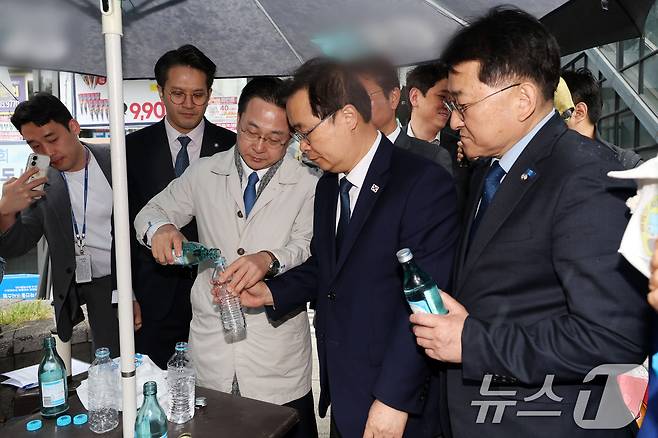 국회 윤석열 정권 정치검찰 조작기소 의혹 사건 진상규명 국정조사특별위원회가 9일 경기 수원지검을 현장 방문한 가운데 박성준 더불어민주당 간사를 비롯한 의원들이 '당시 쌍방울 직원이 소주를 사서 생수병에 넣었다'는 주장과 함께 현장 재연을 하고 있다. 2026.4.9 ⓒ 뉴스1 국회사진기자단