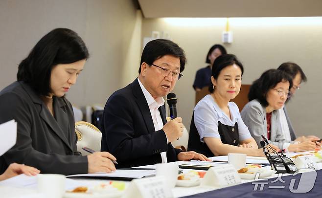 최교진 교육부 장관은 22일 정부서울청사에서 '교육 공동체의 상호 존중 조성 및 교원의 정치기본권 확대'를 주제로 '제6차 교육진담 간담회'를 열었다.(교육부 제공)