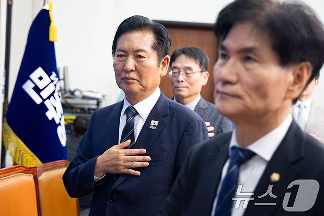 정청래 더불어민주당 대표를 비롯한 참석자들이 22일 서울 여의도 국회에서 열린 더불어민주당 한반도평화신전략위원회 주최 긴급 국제정세 토론회 '격동하는 2026 이란 전쟁, 북중정상회담 그리고 한반도'에서 국민의례를 하고 있다. 2026.6.22 ⓒ 뉴스1 유승관 기자