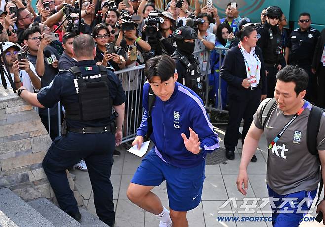 22일(한국시각) 대한민국 월드컵대표팀이 2026 북중미 월드컵 남아공과의 경기를 위해 멕시코 몬테레이에 입성했다. 대표팀 숙소로 들어서는 손흥민의 모습. 몬테레이(멕시코)=허상욱 기자wook@sportschosun.com/2026.06.22/
