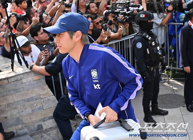 22일(한국시각) 대한민국 월드컵대표팀이 2026 북중미 월드컵 남아공과의 경기를 위해 멕시코 몬테레이에 입성했다. 대표팀 숙소로 들어서는 이강인의 모습. 몬테레이(멕시코)=허상욱 기자wook@sportschosun.com/2026.06.22/