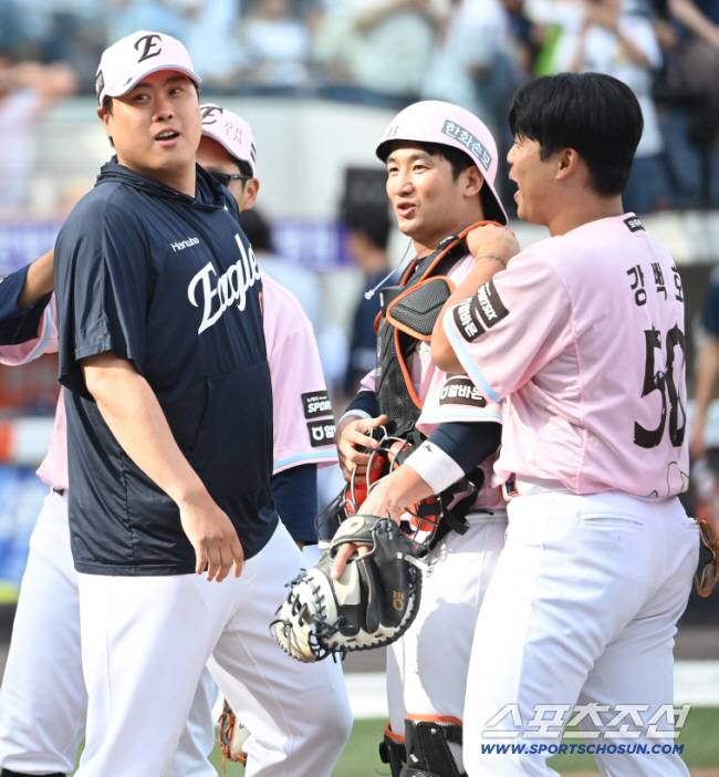 24일 대전 한화생명 볼파크에서 열린 두산과 한화의 경기. 한화가 5대2로 승리했다. 한미통산 200승을 달성한 류현진이 축하를 받고 있다. 대전=허상욱 기자wook@sportschosun.com/2026.05.24/