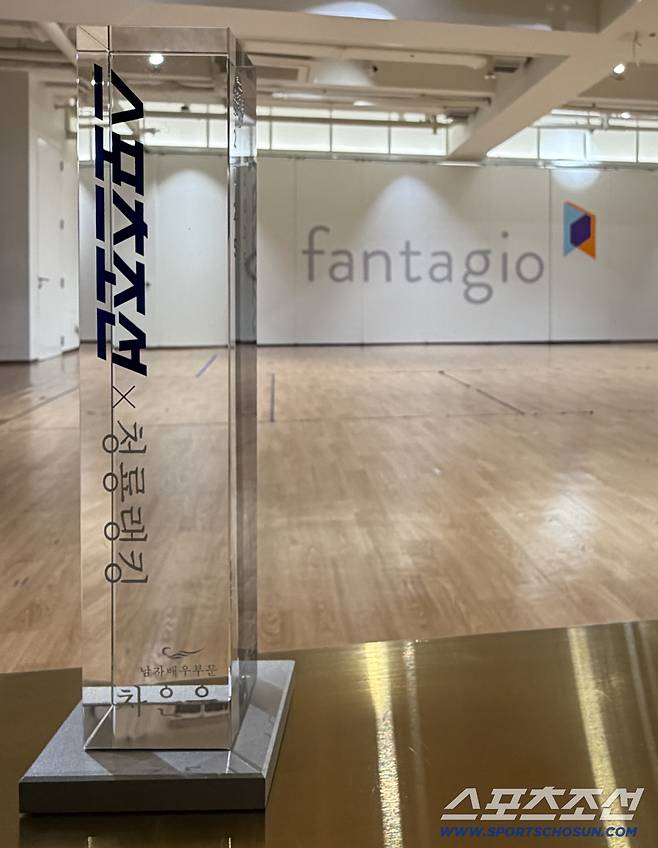 지난 2월 차은우의 소속사인 판타지오에 전달된 1위 트로피.