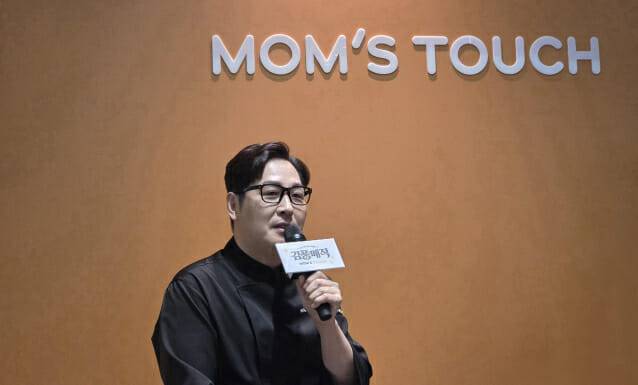 매각 앞둔 맘스터치, 후덕죽·김풍·무한도전까지…콜라보 힘주는 이유