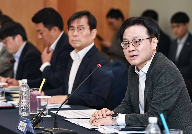 김정관 산업통상부 장관(오른쪽 첫번째)이 22일 목포에서 '대불·명지녹산·군산 산단 미니 얼라이언스 간담회'를 주재하며 조선업 M.AX 추진전략과 산단 간 연계방안에 대해 논의하고 있다. 산업부