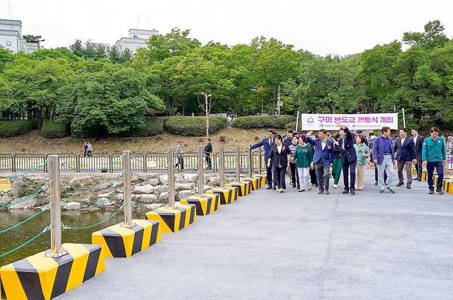 성남시가 분당 구미동 성남물빛정원과 무지개마을을 탄천 위로 가로질러 연결하는 ‘구미 보도교’ 설치를 완료해 22일 개통을 하고 있다. 성남시 제공