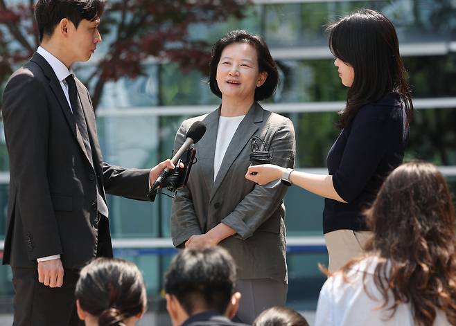 정유미 검사가 지난 6월 11일 서울 서초구 서울행정법원에서 열린 인사명령처분취소 1심에서 승소한 뒤 취재진 질문에 답하고 있다. /연합뉴스
