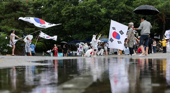 6·3 지방선거 투표용지 부족 사태를 규탄하며 재선거를 요구하는 잠실 개표소 시위가 16일째 이어지는 가운데 지난 20일 오전 서울 송파구 올림픽공원 핸드볼경기장 앞에서 시민들이 부정선거 재선거", "당일투표 수개표" 등의 구호를 외치고 있다. /박성원 기자