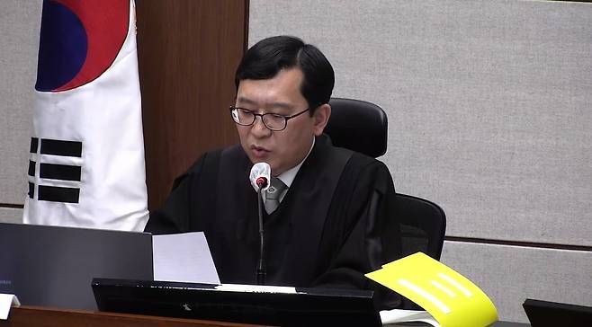 이진관 부장판사가 21일 서울 서초구 서울중앙지방법원에서 열린 한덕수 전 국무총리 내란 우두머리 방조, 내란 중요임무 종사 혐의 사건 1심 선고공판에서 선고문을 읽고 있다./뉴스1