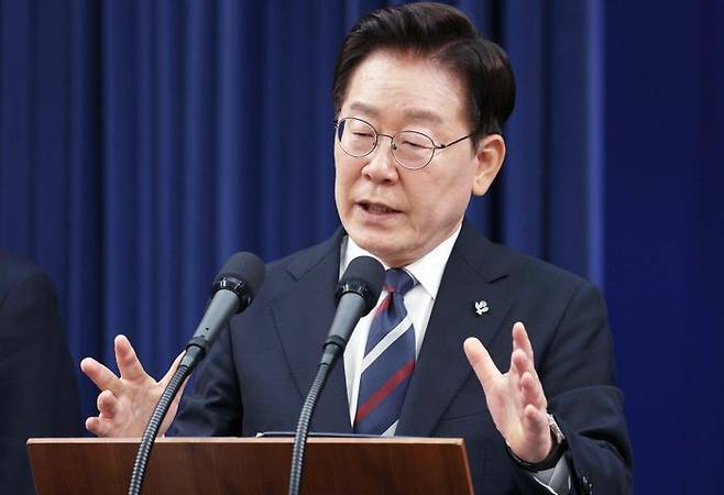 이재명 대통령이 19일 청와대 춘추관에서 유럽·G7 순방 결과 브리핑 후 취재진의 질문에 답변하고 있다. ⓒ뉴시스