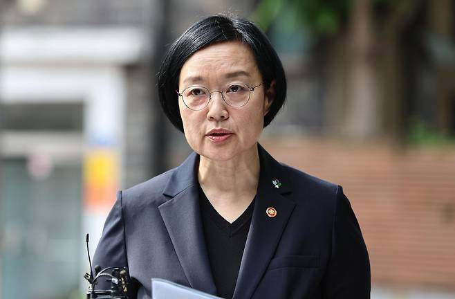 한성숙 국무총리 후보자가 22일 서울 종로구 금융감독원 연수원에 마련된 인사청문회 준비 사무실에 출근하며 모두의 창업 정보유출 사태에 대해 발언하고 있다. 뉴스1