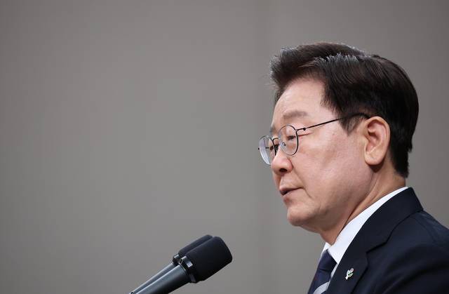 이재명 대통령이 19일 청와대 춘추관에서 열린 G7 참석·유럽 순방 결과 브리핑에서 취재진 질문에 답하고 있다. 연합뉴스