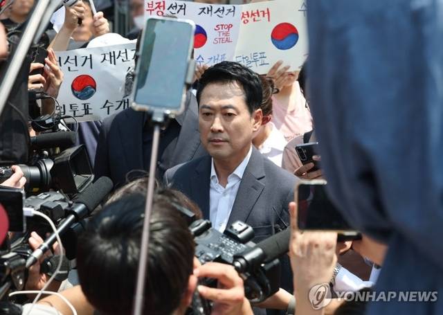 장동혁 국민의힘 대표가 지난 16일 6·3지방선거 서울 송파구 개표소 봉쇄 시위가 이어지고 있는 올림픽공원 핸드볼경기장 개표소를 방문하고 있다. 연합뉴스