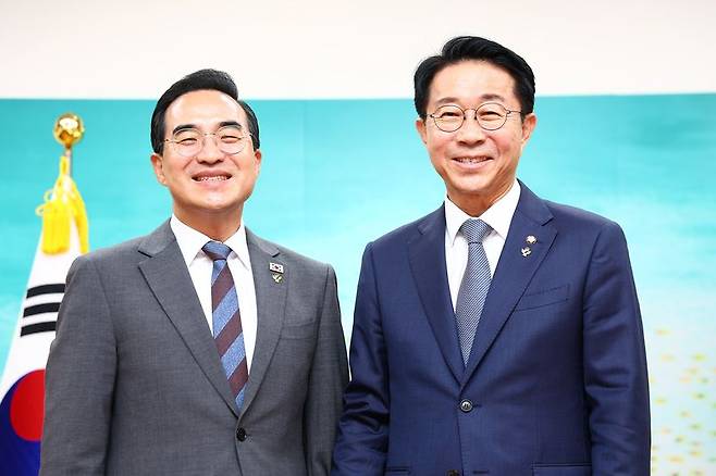 조정식(오른쪽) 국회의장이 22일 오후 서울 여의도 국회에서 박홍근 기획예산처 장관과 기념촬영을 하고 있다. 뉴시스