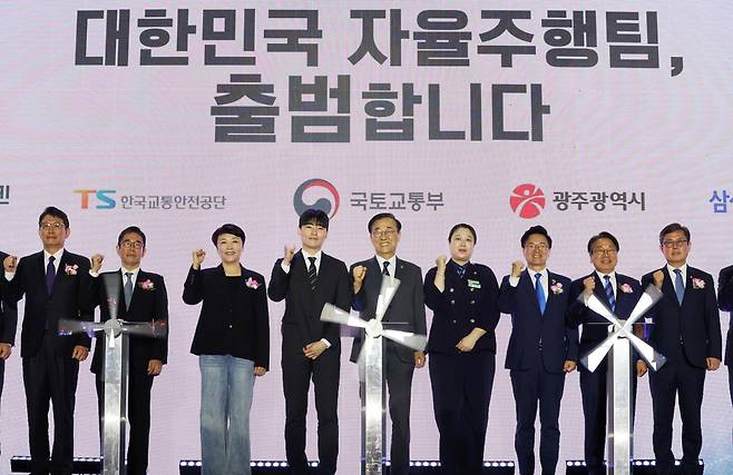 5월 13일 김윤덕(왼쪽에서 다섯 번째) 국토교통부 장관 등이 광주 서구 김대중컨벤션센터에서 열린 대한민국 자율주행팀 업무협약식에 참석하고 있다. 광주=연합뉴스
